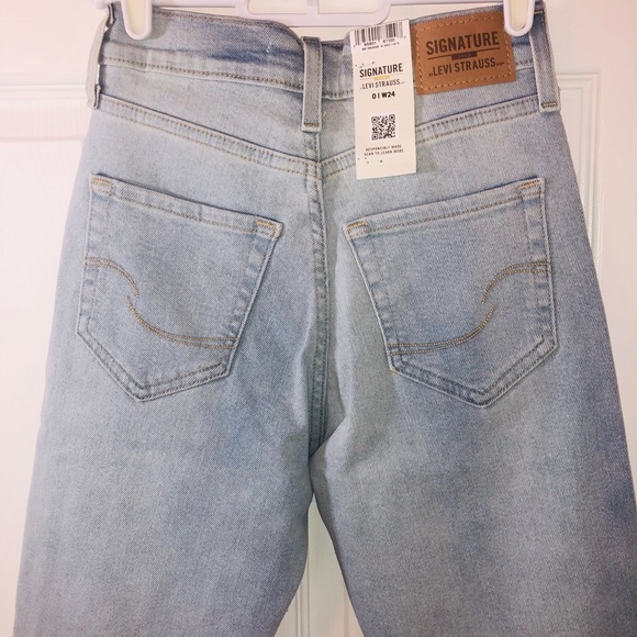 Levi’s juniors “mom jeans” (24) - Picture 6 of 8